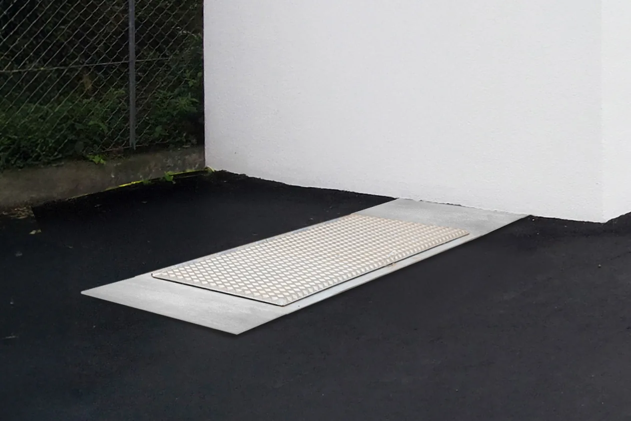 Bunker filling lid for underfloor heating module
